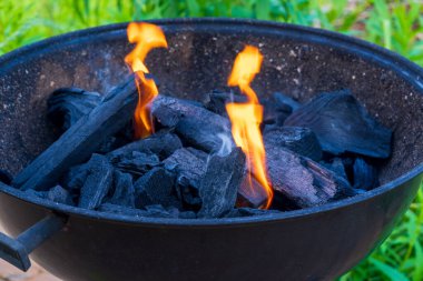 Açık Mangal Izgarası 'nda yanan kömür. Yaz Mangalı İçin Sıcak Kömürler Turuncu Ateşle Yanar