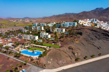 Las Playitas, İspanya - 14 Ekim 2021 Las Playitas Resort: Kanarya Adaları 'nda lüks bir vaha. Golf sahası, olimpiyat büyüklüğünde havuz ve nefes kesen dağ manzaralı bir tatil köyü..