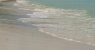 Tranquil Mauritius Plajı: Huzurlu Mauritius Sahili: Serene Sahili 'nin 4K' daki Düşük Açı Manzarası - Dalgalar Dinlenme ve Tropikal Titreşimler İçin Kıyı Şeridine Vuruyor