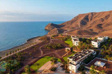 Las Playitas, İspanya - 14 Ekim 2021 Las Playitas Resort: Kanarya Adaları 'nda lüks bir vaha. Golf sahası, olimpiyat büyüklüğünde havuz ve nefes kesen dağ manzaralı bir tatil köyü..