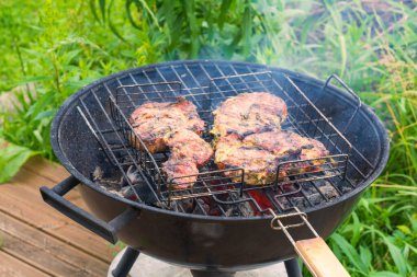 Barbekü ızgarasında salamura edilmiş domuz pirzolası. Arka Bahçe Yemekleri ya da Aile Yemeği İçin Lezzetli Et Tabakları