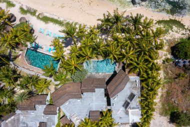 Belle Mare, Mauritius - 13 Ocak 2024: Drone Idyllic Mauritius Resort 'u yakaladı: Lush Palms, Crystal Pool ve Pristine Beach