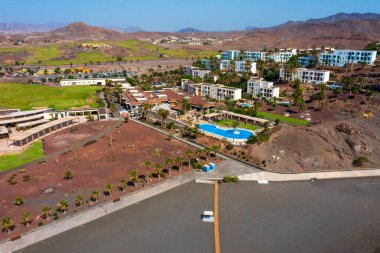 Las Playitas, İspanya - 14 Ekim 2021 Las Playitas Resort: Kanarya Adaları 'nda lüks bir vaha. Golf sahası, olimpiyat büyüklüğünde havuz ve nefes kesen dağ manzaralı bir tatil köyü..