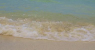 Tranquil Mauritius Plajı: Serene Sahil Güzelliğinin 4K 'deki Düşük Açılı Manzarası - Rahatlama ve Tropikal Vibessükut Sahili' nde Dalgalar Rahatlamak İçin Kıyıya Vuruyor: Serene Sahil Güzelliğinin Düşük Açı Manzarası