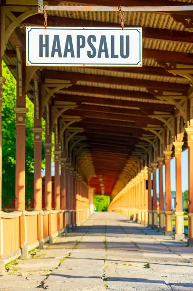 Tarihi Demiryolu Platformu, Haapsalu. Eski Haapsalu Tren İstasyonu 'nun eşsiz örtülü platformu, Estonya' da bir dönüm noktası..