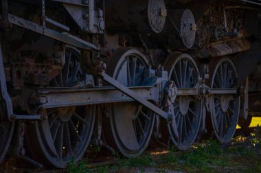 Antika tren şasisi: Endüstriyel Mühendisliğin Eskimiş Güzelliği. Belirleyici Buhar Motoru Karmaşık Tekerlek Kurulumunun Yakın Çekimi