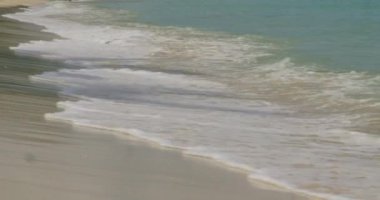 Tranquil Mauritius Plajı: Huzurlu Mauritius Sahili: Serene Sahili 'nin 4K' daki Düşük Açı Manzarası - Dalgalar Dinlenme ve Tropikal Titreşimler İçin Kıyı Şeridine Vuruyor