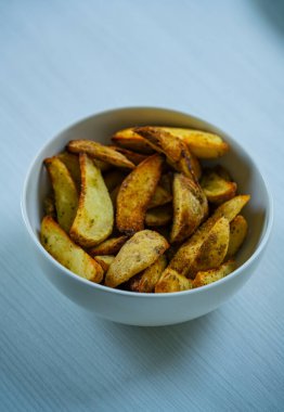 Beyaz Kasede Altın Patates Çorbası. Ev yapımı Çıtır Patates Dondurması Baharatlı Mavi Arkaplan