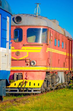 Estonya 'daki Haapsalu tren istasyonunda Sovyet döneminden kalma terk edilmiş bir tren. Retro lokomotif klasik tasarım elementleri ile ayırt edici kırmızı ve sarı bir ahır içerir.