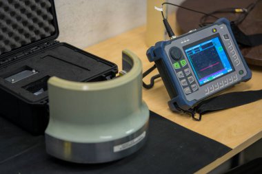 Kalibrasyon Standartları ve Görüntü Birimi ile Profesyonel Ultrasonik Test NDT Ekipmanı. Endüstriyel testler için dijital hata dedektörü ve referans bloklarını gösteren gelişmiş UT denetleme kurulumu