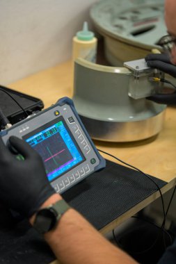 Endüstriyel NDT Müfettişi Kalite Kontrol için Ultrasonik Test Malzemeleri Kuruyor. Zararsız Malzeme Denetlemesi için Taşınabilir UT Aygıtı Yapılandıran Teknisyen