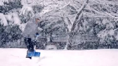 Ağır Kış Fırtınasında Kar Kürekleyen Kıdemli Kadın. Huzurlu Huzurlu Huzurlu Karlı Arka Bahçe