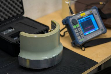 Kalibrasyon Standartları ve Görüntü Birimi ile Profesyonel Ultrasonik Test NDT Ekipmanı. Endüstriyel testler için dijital hata dedektörü ve referans bloklarını gösteren gelişmiş UT denetleme kurulumu