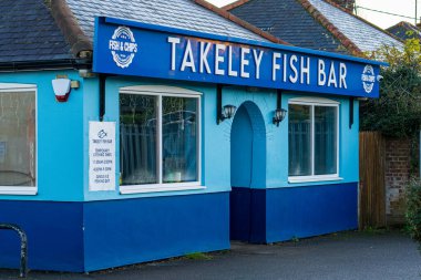 Takeley, İngiltere - 7 Aralık 2024: Essex 'te mavi kaplamalı geleneksel İngiliz balık ve patates kızartması dükkanı. Takeley Balık Çubuğu, turkuaz ve lacivert renkli ve klasik tabelalı.