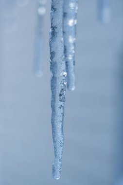 Doğal Buz Sarkıtı oluşumunun Makro Fotoğrafı: Mavi Kış Atmosferinde Donmuş Su Kristali Detayı