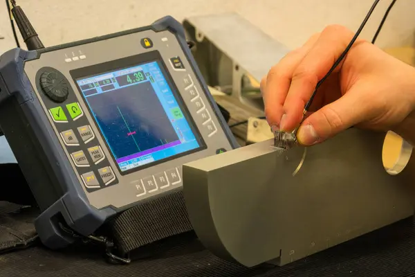 Endüstriyel NDT Laboratuvarında Ultrasonik Test Teçhizatı Ayarlama: Yıkım-Olmayan Testler İçin UT Aygıtı Kurma Uzmanı
