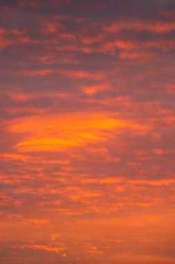 Yanan Turuncu Bulut oluşumuyla muhteşem İngiliz Şafağı Gökyüzü. İngiltere 'de parlayan mandalina bulutları ve atmosferik drama ile çekilen doğal güneş doğumu