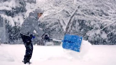 Güzel Kar Fırtınası sırasında Mavi Kürek ile Aktif Kıdemli Kar Fırtınası. Şiddetli Karın Altında Kalan Yaşlı Kadın Kış Sahnesi