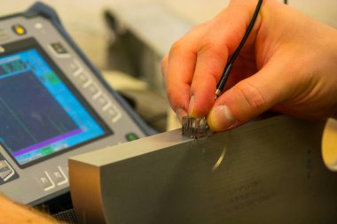 Endüstriyel NDT Laboratuvarında Ultrasonik Test Teçhizatı Ayarlama: Yıkım-Olmayan Testler İçin UT Aygıtı Kurma Uzmanı