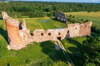 Laiuse Kalesi harabeleri, yukarıdan bakıldığında etkileyici ortaçağ taş işçiliği, farklı kule ve giriş kapısı ve yemyeşil alanlar arasında görülüyor.