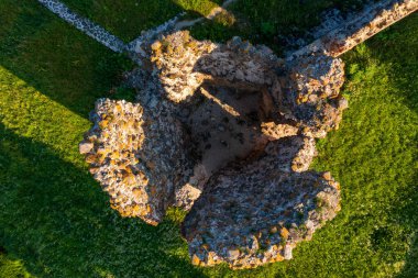 Laiuse Kalesi 'nin havadan görünüşü canlı yeşil çimlerle çevrili antik taş temelleri gösteriyor. Bu tepeden tırnağa İHA perspektifi, ortaçağ Estonya kalesinin tarihsel planını gözler önüne seriyor.
