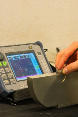 Endüstriyel NDT Laboratuvarında Ultrasonik Test Teçhizatı Ayarlama: Yıkım-Olmayan Testler İçin UT Aygıtı Kurma Uzmanı