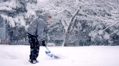Güzel Kar Fırtınası sırasında Mavi Kürek ile Aktif Kıdemli Kar Fırtınası. Şiddetli Karın Altında Kalan Yaşlı Kadın Kış Sahnesi