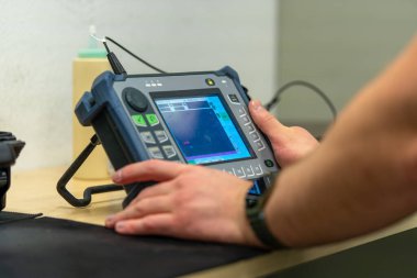Endüstriyel NDT Müfettişi Kalite Kontrol için Ultrasonik Test Malzemeleri Kuruyor. Zararsız Malzeme Denetlemesi için Taşınabilir UT Aygıtı Yapılandıran Teknisyen