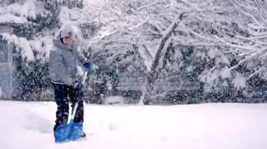 Güzel Kar Fırtınası sırasında Mavi Kürek ile Aktif Kıdemli Kar Fırtınası. Şiddetli Karın Altında Kalan Yaşlı Kadın Kış Sahnesi