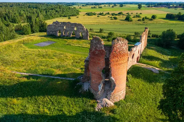 Laiuse Şatosu harabeleri yukarıdan görüldü etkileyici ortaçağ taş işçiliği farklı bir kule ile ve yeşil yemyeşil çevrede giriş kapısı ile