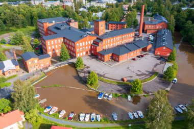 Forssa, Finlandiya - 20 Ağustos 2021: Forssa, Finlandiya 'daki tarihi kırmızı tuğla sanayi kompleksinin havadan görünüşü. Eski tekstil fabrikası binaları artık kentin kültür mirasının bir parçası olarak yeniden tasarlanıyor.