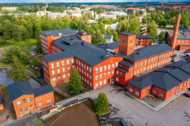 Forssa, Finlandiya - 20 Ağustos 2021: Forssa, Finlandiya 'daki tarihi kırmızı tuğla sanayi kompleksinin havadan görünüşü. Eski tekstil fabrikası binaları artık kentin kültür mirasının bir parçası olarak yeniden tasarlanıyor.