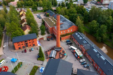 Forssa, Finlandiya - 20 Ağustos 2021: Forssa, Finlandiya 'daki tarihi kırmızı tuğla sanayi kompleksinin havadan görünüşü. Eski tekstil fabrikası binaları artık kentin kültür mirasının bir parçası olarak yeniden tasarlanıyor.