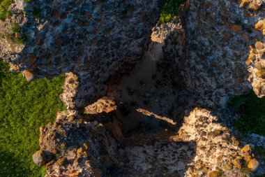 Laiuse Kalesi 'nin havadan görünüşü canlı yeşil çimlerle çevrili antik taş temelleri gösteriyor. Bu tepeden tırnağa İHA perspektifi, ortaçağ Estonya kalesinin tarihsel planını gözler önüne seriyor.
