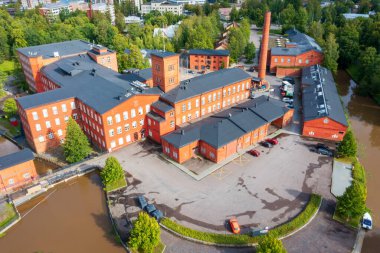 Forssa, Finlandiya - 20 Ağustos 2021: Forssa, Finlandiya 'daki tarihi kırmızı tuğla sanayi kompleksinin havadan görünüşü. Eski tekstil fabrikası binaları artık kentin kültür mirasının bir parçası olarak yeniden tasarlanıyor.