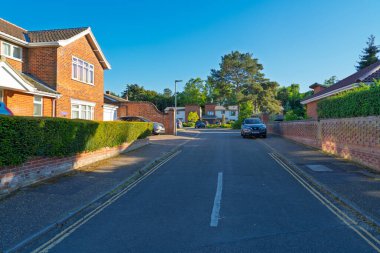 Norwich, UK- 17 Mayıs 2025: İngiliz tuğla evleri ve bahçeleri olan boş bir yol. Geleneksel İngiliz mimarisinin yer aldığı sakin banliyö mahallesi sokağı