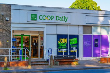 Norwich, UK- 17 Mayıs 2025: İngiltere Kooperatif Günlük Dükkanı Norwich, İngiltere. Yeşil ve mor markalaşma ve tanıtım vitrinleriyle modern kooperatif mağazası. 