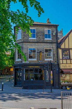 Norwich, UK- 17 Mayıs 2025 Norwich, İngiltere 'de geleneksel tuğla mimarisi olan Edith Cavell barı. Tarihi İngiliz malikanesinde klasik Gürcü pencereleri ve sokak önleri yer alıyor.