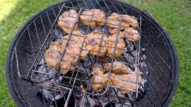 Domuz eti parçaları açık havada ızgarada mangal kömürünün üstünde kızartılır. Smoky BBBQ pişirme süreci ve mükemmel baharatlı et bir yaz günü