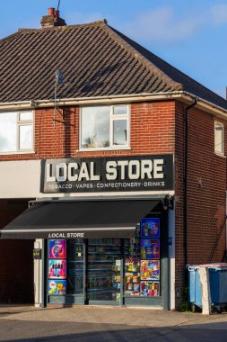 Norwich, UK- 17 Mayıs 2025: Norwich, İngiltere 'de küçük bağımsız perakende mağazası, konforlu ürünler ve atıştırmalıklar satıyor. Karışık konut ve ticari kullanım yapısına sahip geleneksel İngiliz yerel mağazası