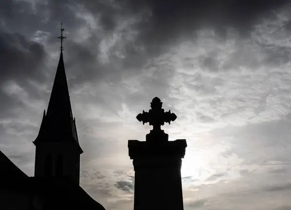 在黑暗的戏剧性天空中 墓碑和教堂塔的低矮的角度 — 图库照片