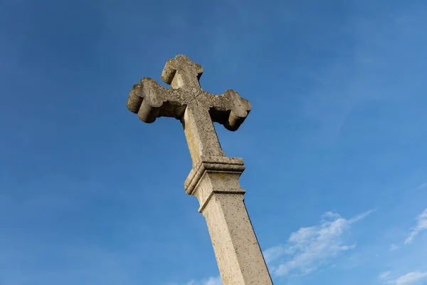 Mavi Gökyüzüne Karşı Bir Mezarlıkta Taş Haçı — Stok fotoğraf