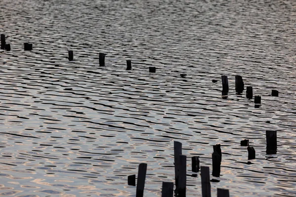 Ein Paar Morsche Hölzerne Steganlagen Gegen Wasseroberfläche Mit Wellen Bei — Stockfoto