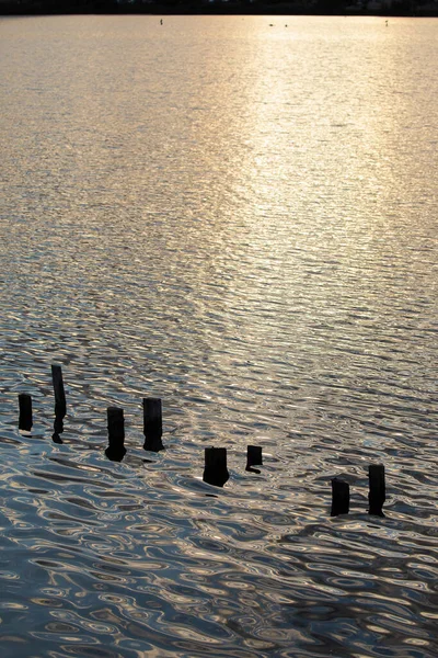 Ein Paar Morsche Hölzerne Steganlagen Gegen Wasseroberfläche Mit Wellen Bei — Stockfoto