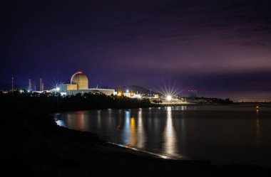 İspanya 'da geceleri deniz kenarındaki nükleer santral Vandellos