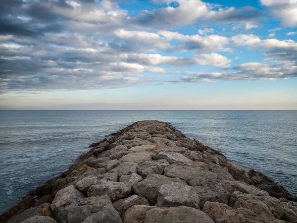 Pov石墩在大海中与壮观的天空作对 — 图库照片