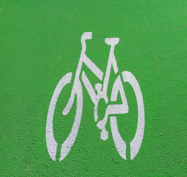 Vysoký Úhel Pohledu Bílý Bicylcový Symbol Proti Zelenému Povrchu Vozovky — Stock fotografie