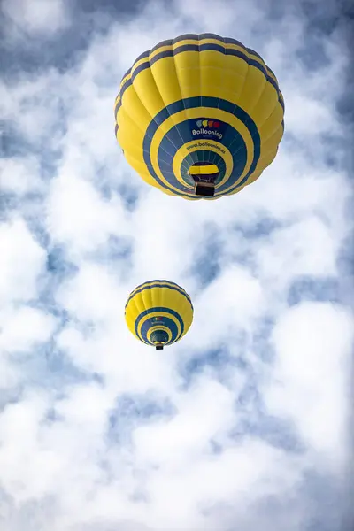 Vic Španělsko Dubna 2023 Horkovzdušný Balón Proti Modré Obloze Bílými — Stock fotografie