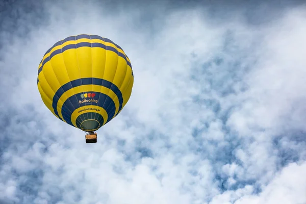 Vic Španělsko Dubna 2023 Horkovzdušný Balón Proti Modré Obloze Bílými — Stock fotografie