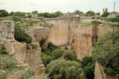 Lithica 'nın bir kısmına İspanya' daki kesilmiş taş tarihi anıttan yapılmış labirentle bakın